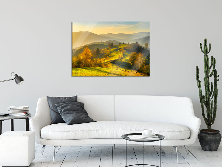 Hügelige Herbstlandschaft bei Sonnenuntergang, Glasbild