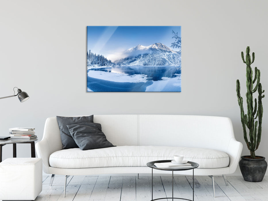 Winterlandschaft mit gefrorenem Bergsee, Glasbild