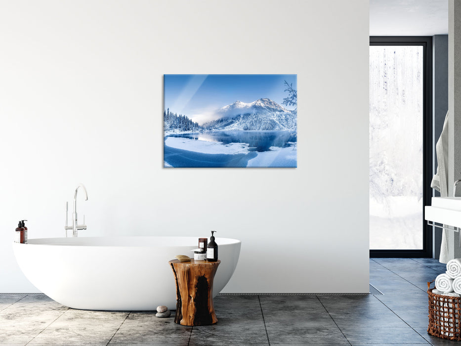 Winterlandschaft mit gefrorenem Bergsee, Glasbild