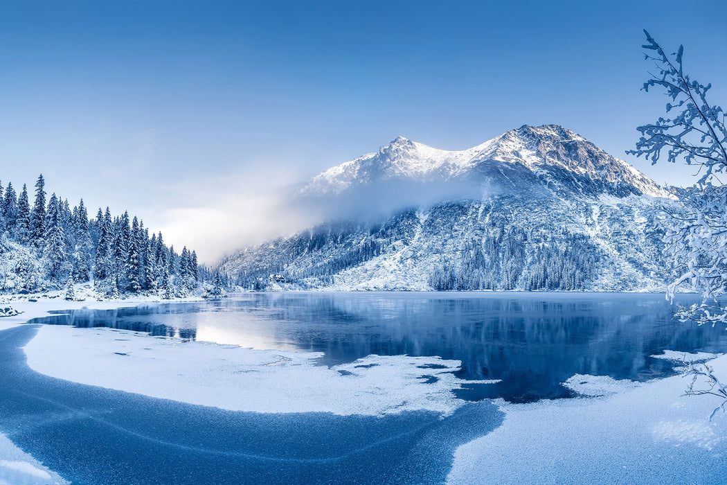 Winterlandschaft mit gefrorenem Bergsee, Glasbild