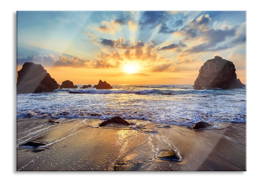 Sandstrand mit Felsen im Sonnenuntergang, Glasbild