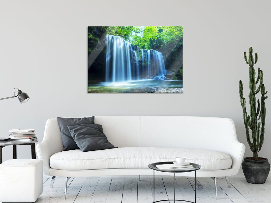 Tropischer Wasserfall im Wald, Glasbild