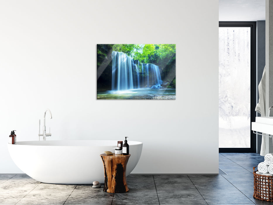 Tropischer Wasserfall im Wald, Glasbild