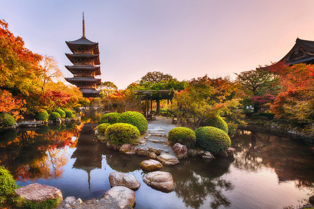See im Herbst vor japanischem Tempel, Glasbild