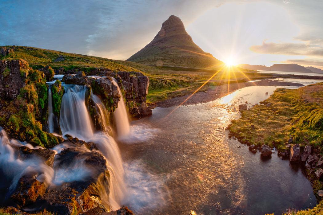 Wasserfall in Isalnd bei Sonnenuntergang, Glasbild