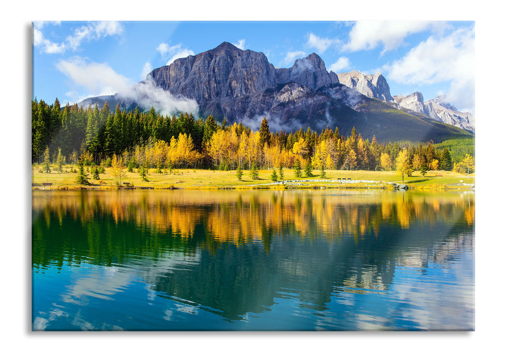 Kanadischer Herbstwald und Berge am See, Glasbild