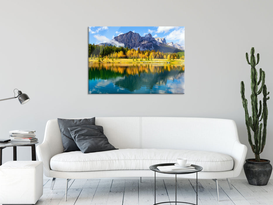 Kanadischer Herbstwald und Berge am See, Glasbild