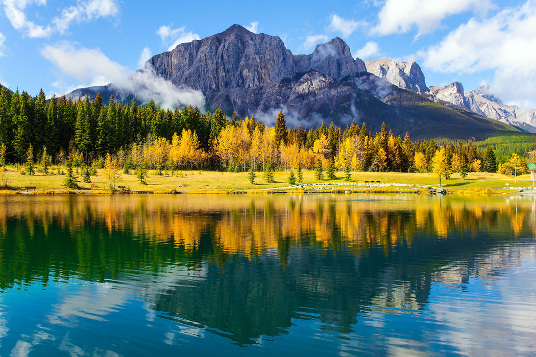 Kanadischer Herbstwald und Berge am See, Glasbild