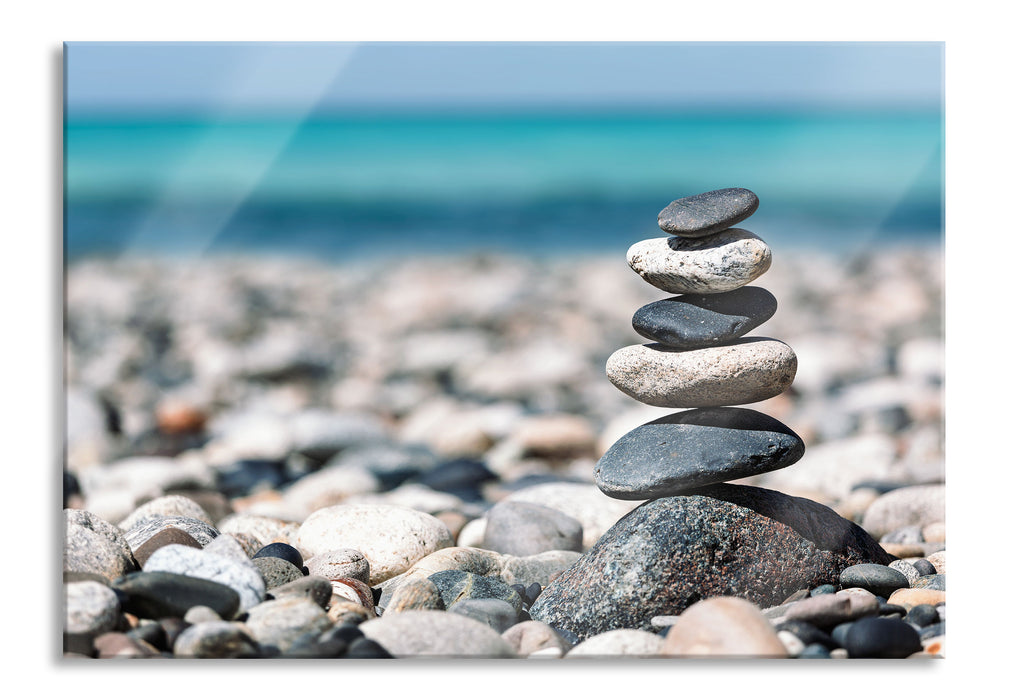 Steinpyramide am Kiesstrand, Glasbild