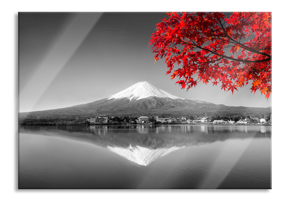 Berg Fujiyama mit herbstlich rotem Baum B&W Detail, Glasbild