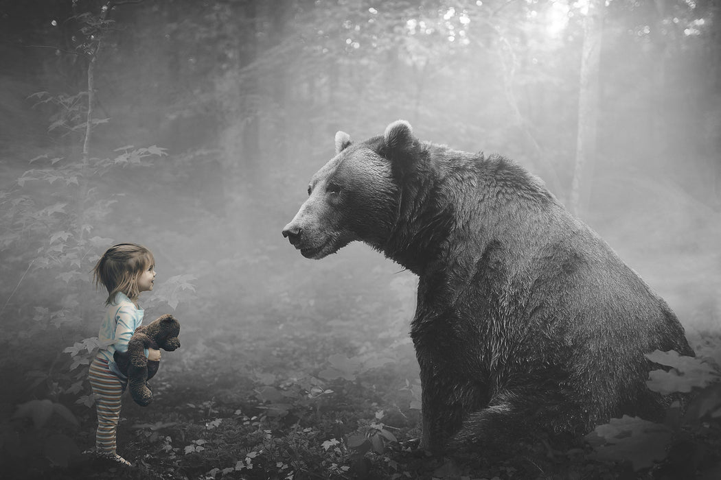 Mädchen mit Teddy und Bär im Wald B&W Detail, Glasbild