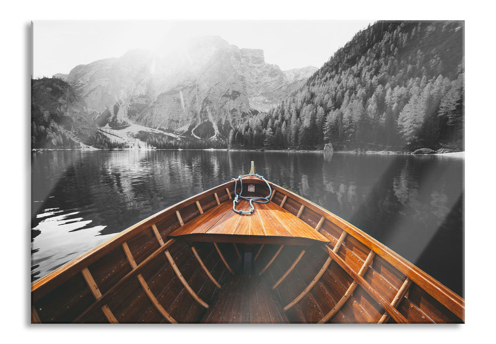 Holzboot auf Alpensee in den Dolomiten B&W Detail, Glasbild