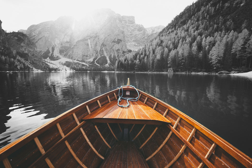 Holzboot auf Alpensee in den Dolomiten B&W Detail, Glasbild