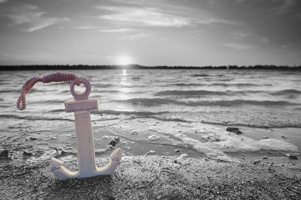 Anker am Ostseestrand im Sonnenuntergang B&W Detail, Glasbild