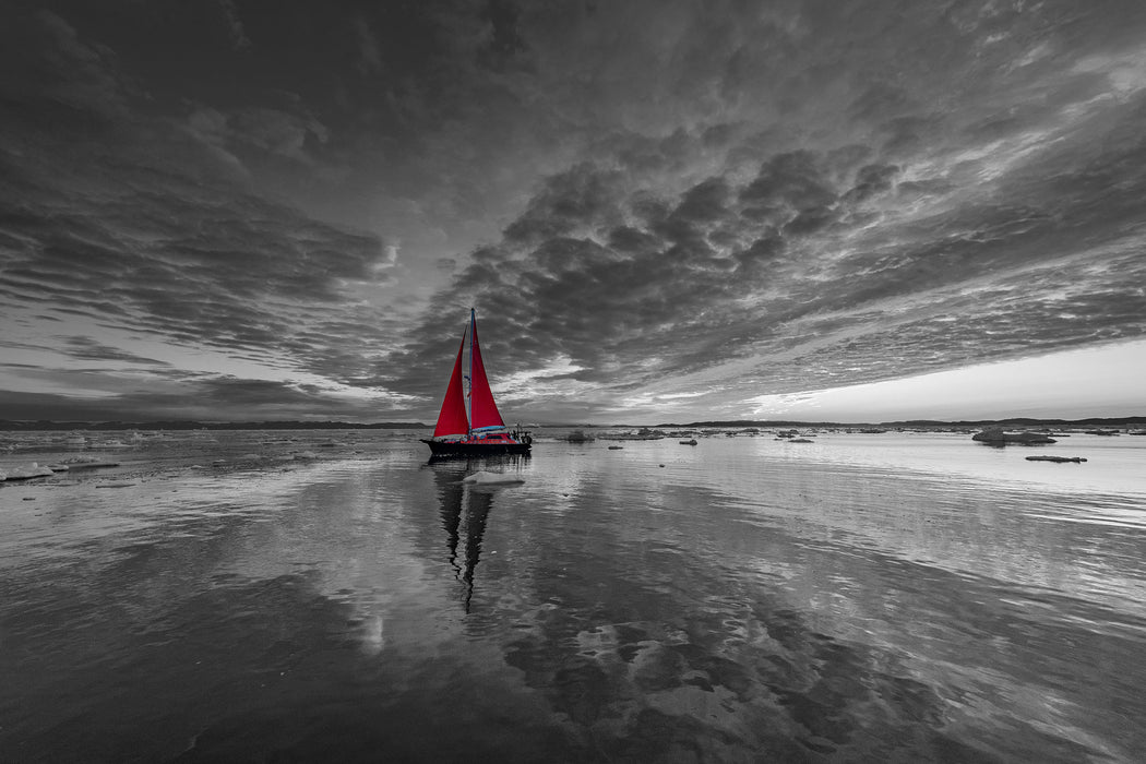 Einsames Segelboot in der Abenddämmerung B&W Detail, Glasbild