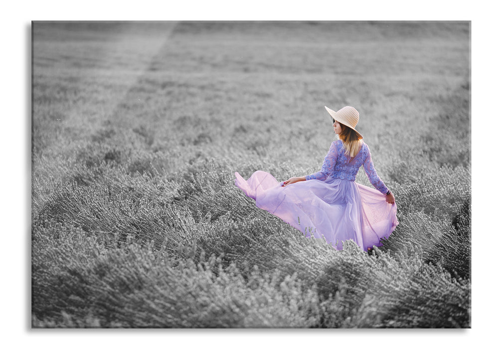 Frau im Kleid läuft durch Lavendelfeld B&W Detail, Glasbild