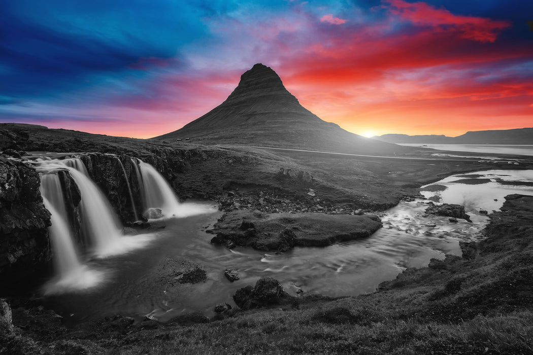 Kirkjufell Vulkan im Sonnenuntergang B&W Detail, Glasbild