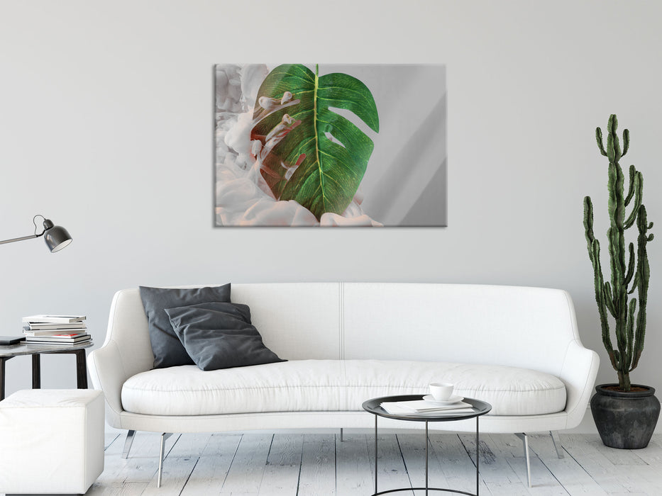 Monstera Blatt mit Pastelwolke B&W Detail, Glasbild