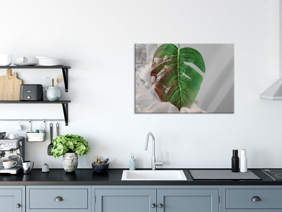 Monstera Blatt mit Pastelwolke B&W Detail, Glasbild