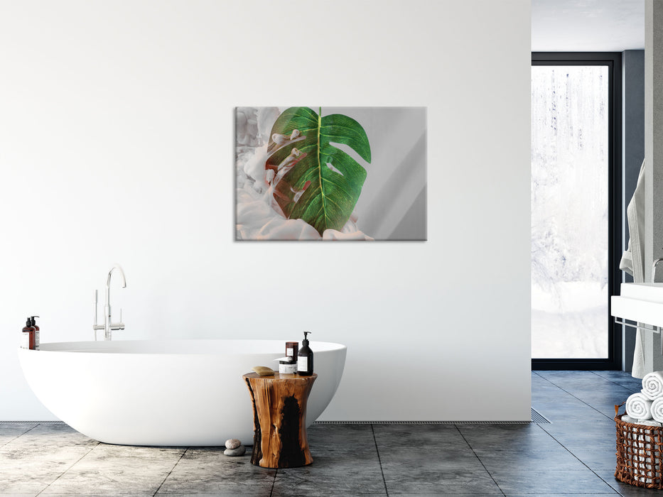 Monstera Blatt mit Pastelwolke B&W Detail, Glasbild