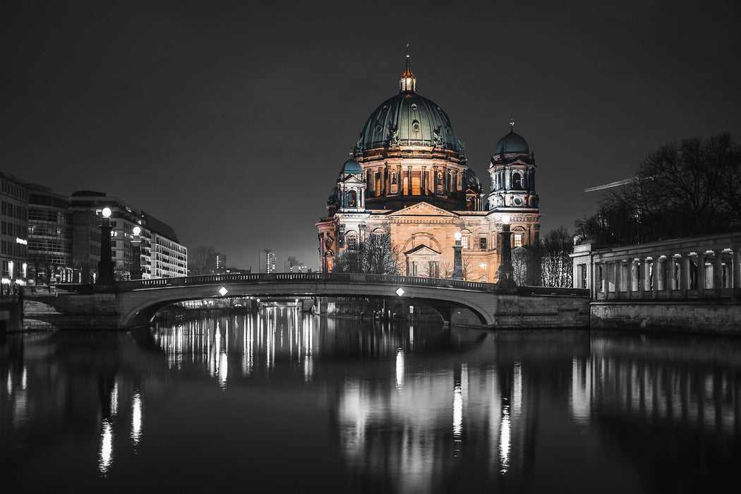 Berliner Dom an der Spree bei Nacht B&W Detail, Glasbild