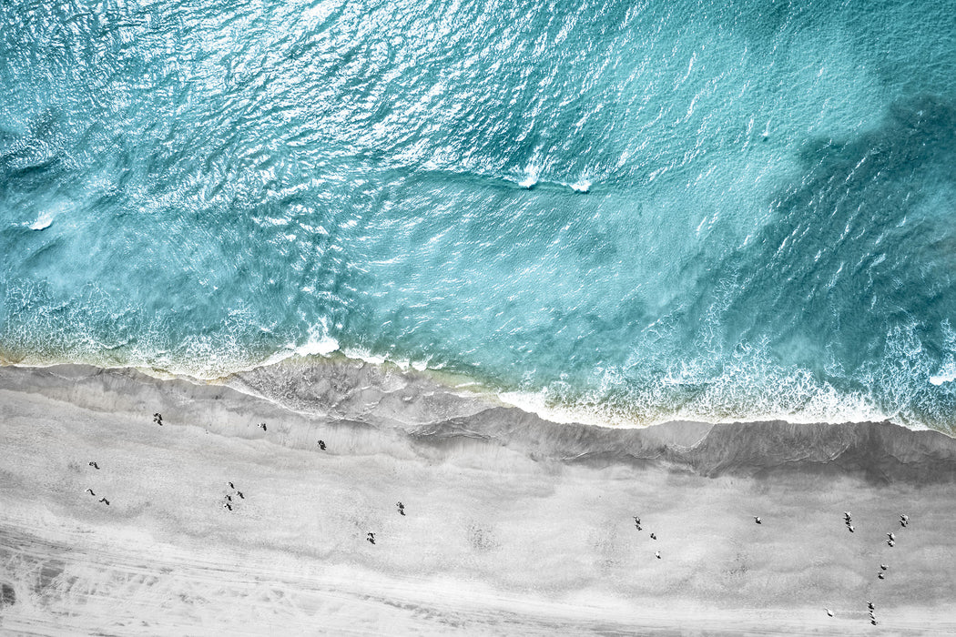 Luftaufnahme von türkisem Meer am Strand B&W Detail, Glasbild
