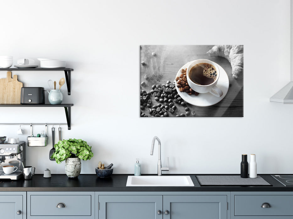 Tasse Kaffee mit Bohnen und Croissant B&W Detail, Glasbild