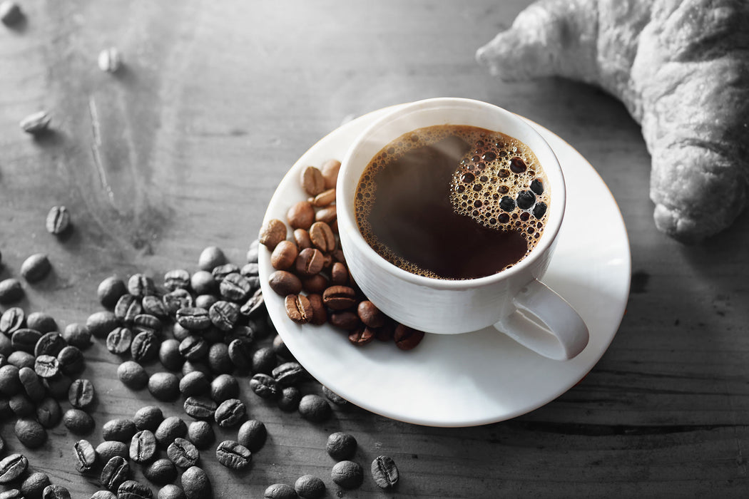 Tasse Kaffee mit Bohnen und Croissant B&W Detail, Glasbild