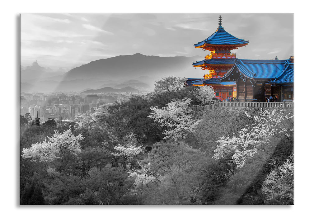 Japanischer Tempel vor nebeliger Stadt B&W Detail, Glasbild