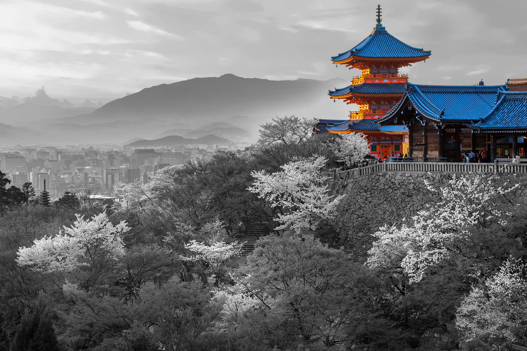 Japanischer Tempel vor nebeliger Stadt B&W Detail, Glasbild