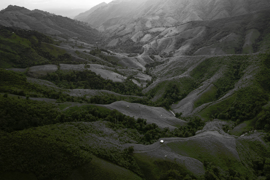 Grüne Berglandschaft in Thailand B&W Detail, Glasbild