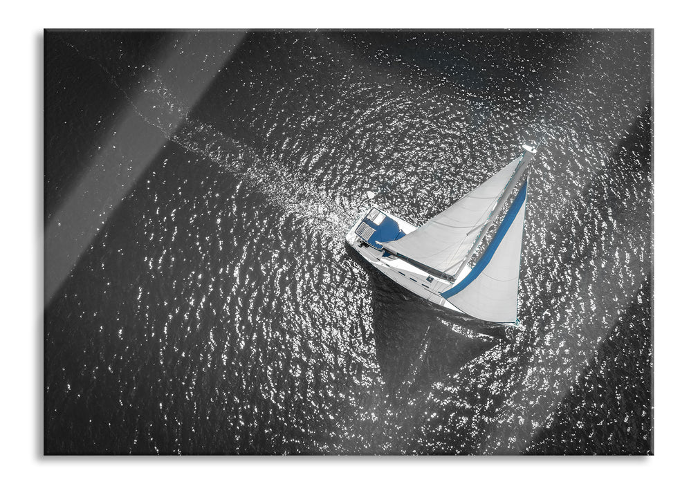 Einsames Segelboot auf dem Meer B&W Detail, Glasbild