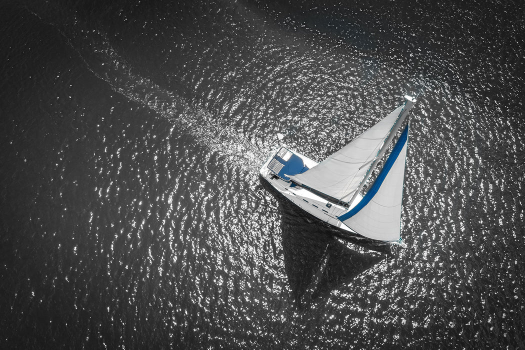 Einsames Segelboot auf dem Meer B&W Detail, Glasbild