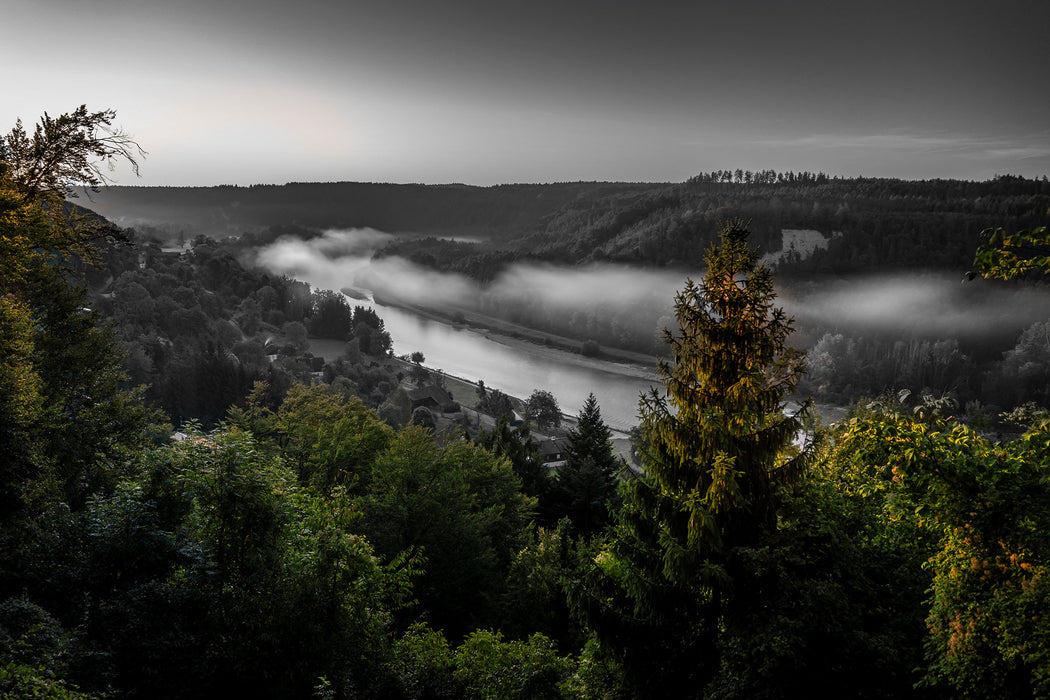 Nebel über Fluss bei Sonnenaufgang B&W Detail, Glasbild