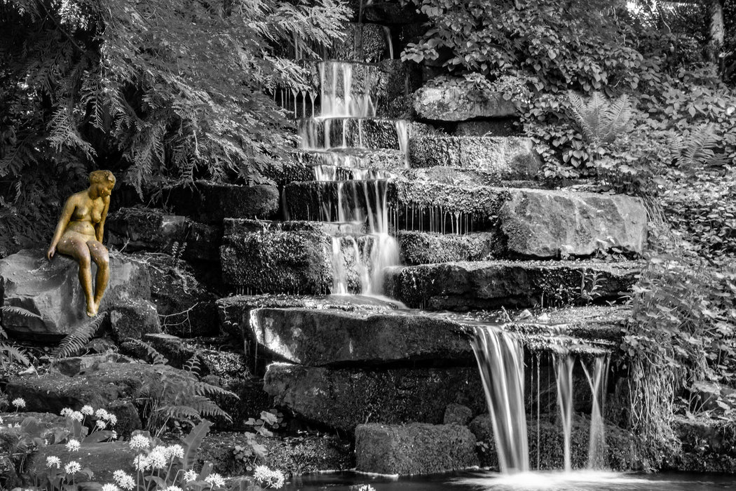 Kleiner Wasserfall über Steinplatten B&W Detail, Glasbild