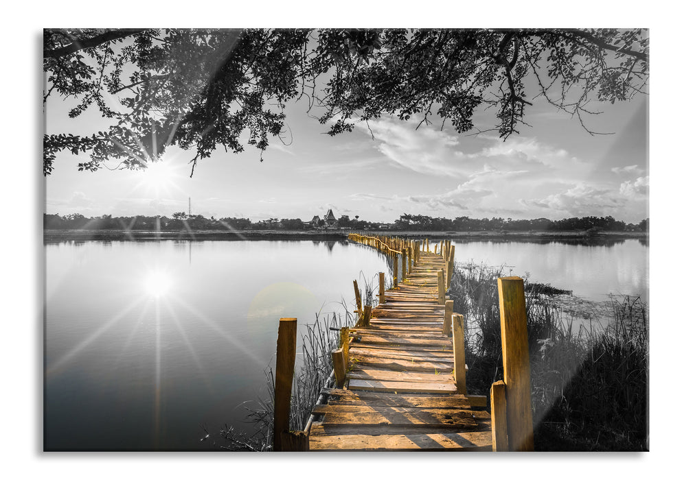 Holzbrücke über Natursee im Sommer B&W Detail, Glasbild