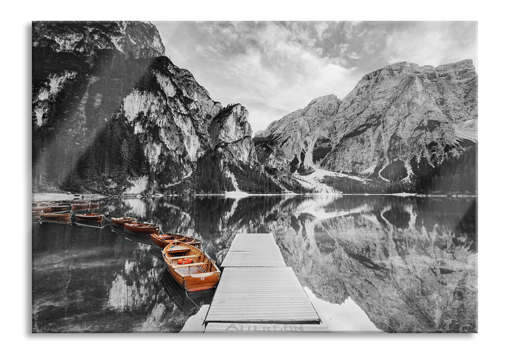 Pixxprint Bootsreihe am Steg des Pragser Wildsee B&W Detail, Glasbild