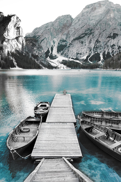 Bootssteg und Berge am Pragser Wildsee B&W Detail, Glasbild