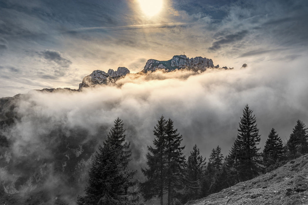 Aufsteigende Wolken in den Dolomiten B&W Detail, Glasbild