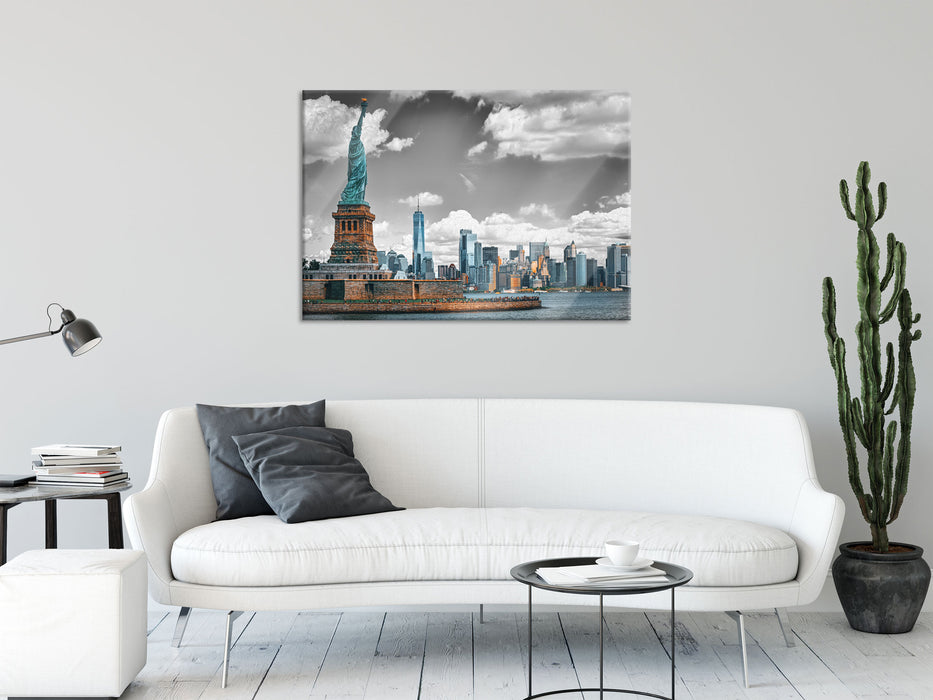 Freiheitsstatue mit New Yorker Skyline B&W Detail, Glasbild