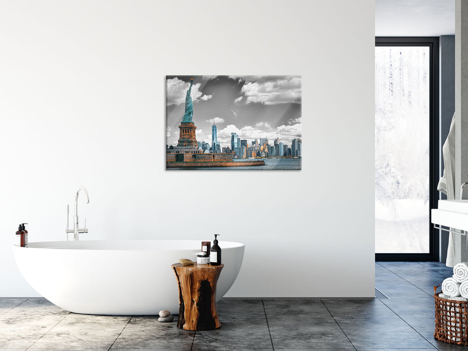 Freiheitsstatue mit New Yorker Skyline B&W Detail, Glasbild