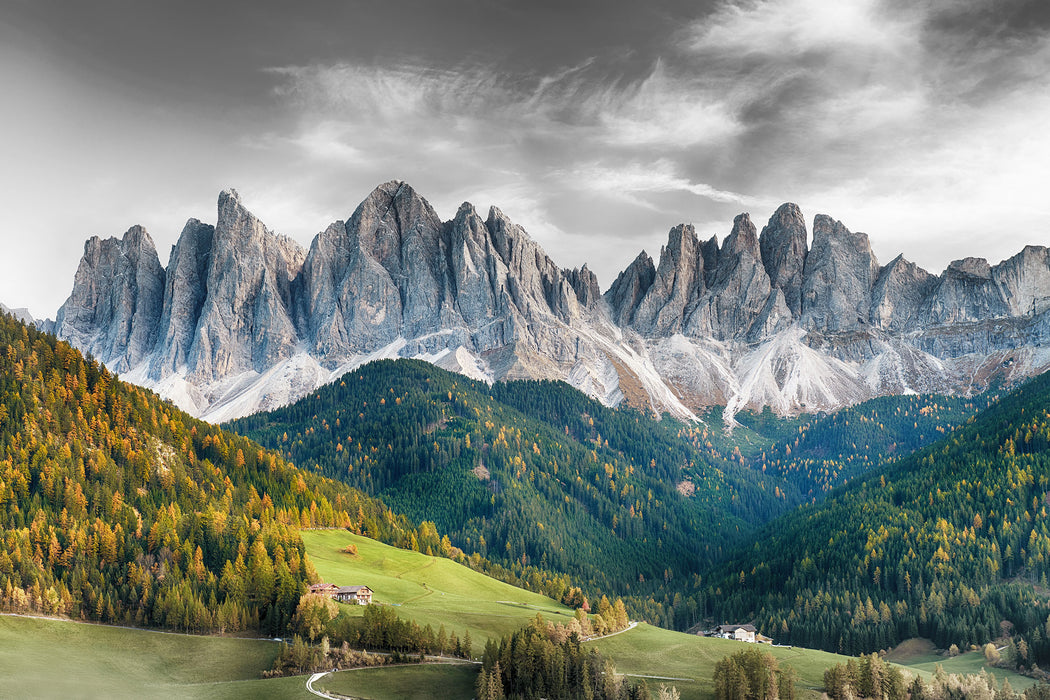 Bunte Waldlandschaft vor den Dolomiten B&W Detail, Glasbild