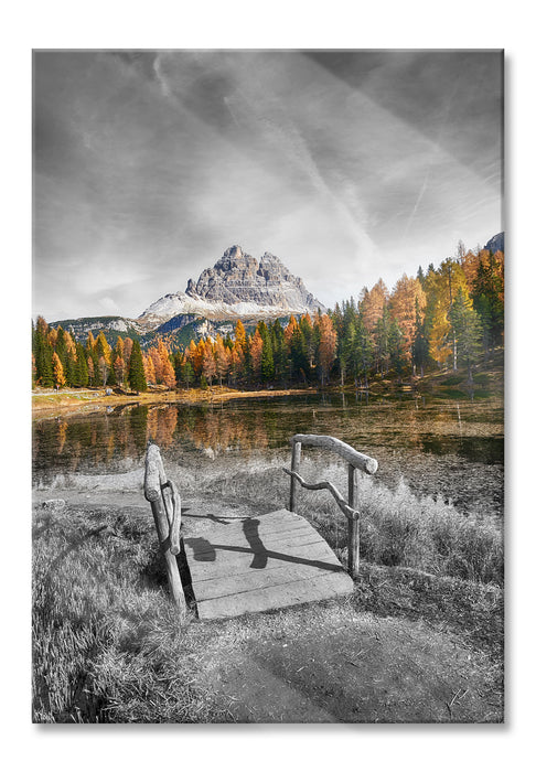 Pixxprint Holzbrücke an Dolomiten See im Herbst B&W Detail, Glasbild