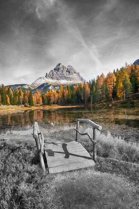 Holzbrücke an Dolomiten See im Herbst B&W Detail, Glasbild