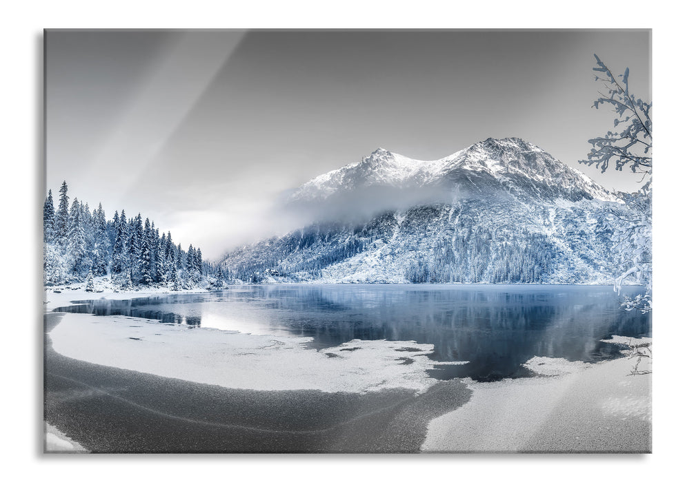 Pixxprint Winterlandschaft mit gefrorenem Bergsee B&W Detail, Glasbild