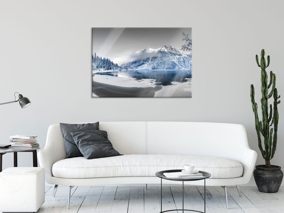 Winterlandschaft mit gefrorenem Bergsee B&W Detail, Glasbild