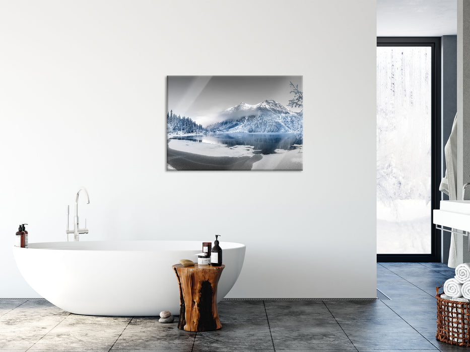 Winterlandschaft mit gefrorenem Bergsee B&W Detail, Glasbild