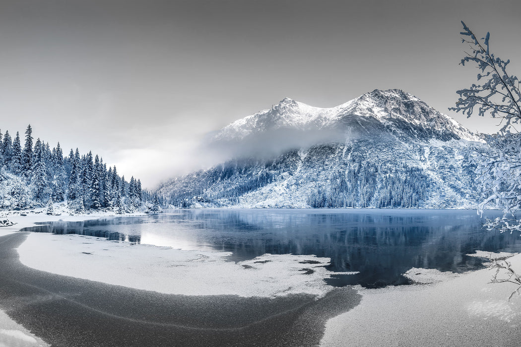 Winterlandschaft mit gefrorenem Bergsee B&W Detail, Glasbild