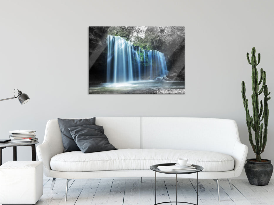 Tropischer Wasserfall im Wald B&W Detail, Glasbild