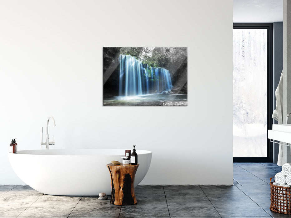 Tropischer Wasserfall im Wald B&W Detail, Glasbild